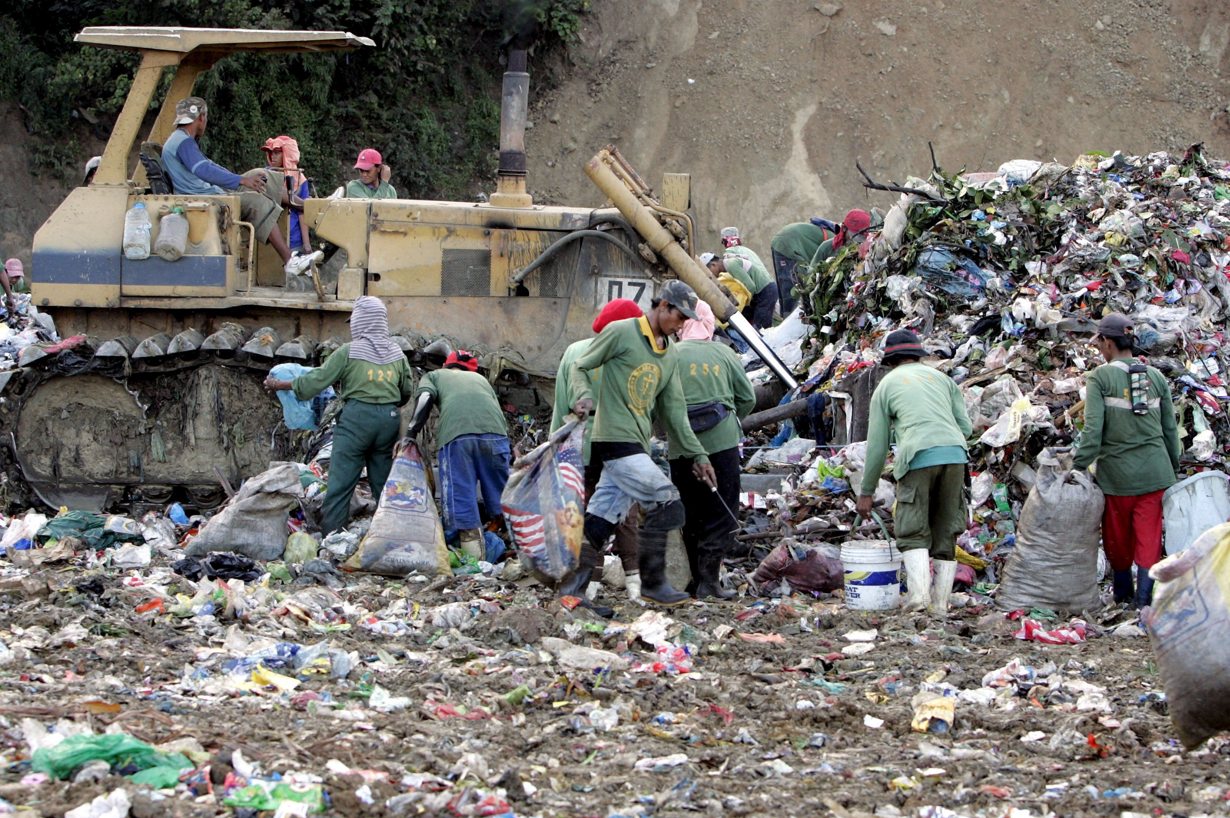 Imagen de archivo de filipinos en un vertedero sanitario en la localidad de Rodríguez, provincia de Rizal, al noreste de Manila, Filipinas. (Foto de Rolex Dela Pena de la agencia EFE)