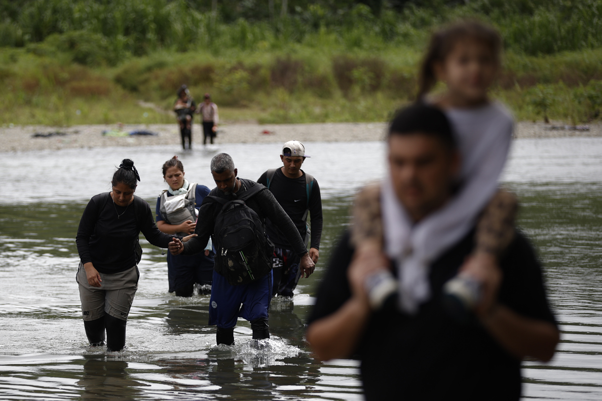 Foto de archivo de migrantes cruzando el río Tuquesa luego de atravesar la selva del Darién, en Panamá. (Foto de Bienvenido Velasco de la agencia EFE)