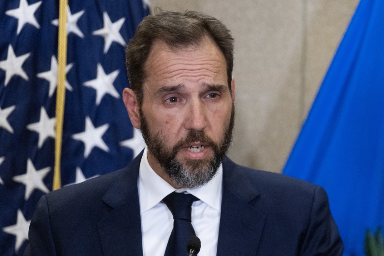 Fotografía de archivo del fiscal especial Jack Smith mientras habla con los medios de comunicación en una oficina del Departamento de Justicia (DOJ) en Washington, DC, EUA, el 1 de agosto de 2023. (Foto de Michael Reynolds de la agencia EFE/EPA)