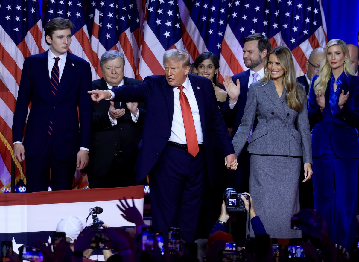 El candidato presidencial estadounidense por el partido republicano Donald Trump (c) junto con su mujer Melania Trump (d) y su hijo Barron Trump (i) se proclama vencedor de las elecciones ante sus seguidores en el centro de Convenciones de Palm Beach en Florida, Estados Unidos. (Foto de Cristobal Herrera-Ulashkevich de la agencia EFE)