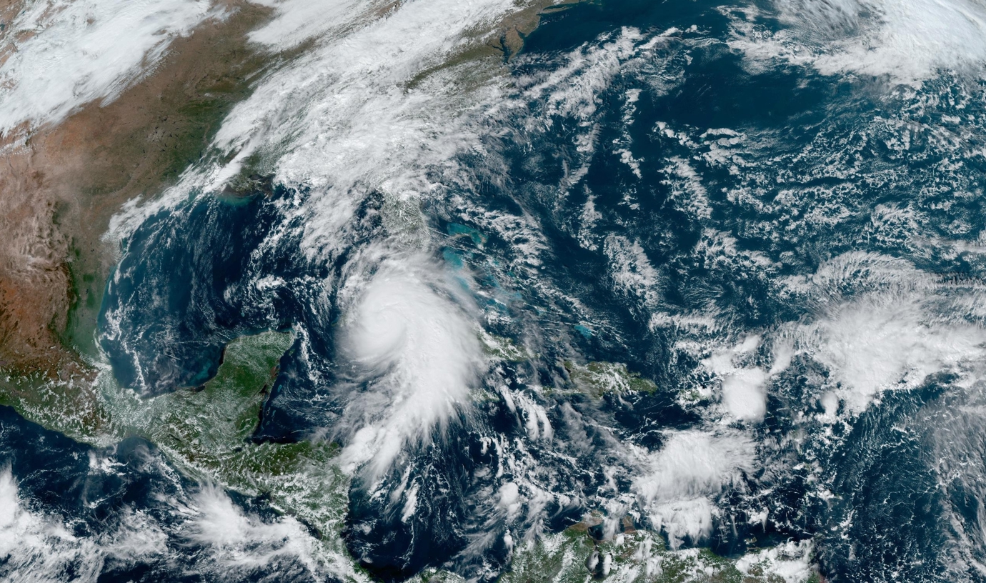 Fotografía satelital cedida el 6 de noviembre de 2024 por la Oficina Nacional de Administración Oceánica y Atmosférica (NOAA) a través del Centro Nacional de Huracanes (NHC) estadounidense donde se muestra la localización del huracán Rafael sobre el Caribe. (Foto de EFE/NOAA-NHC)