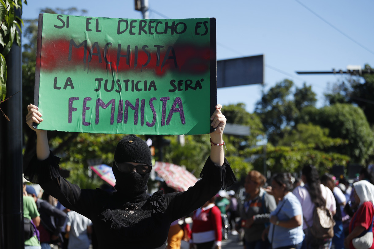 Una mujer sostiene un cartel durante la marcha del Día Internacional para la Eliminación de la Violencia contra las Mujeres, este lunes en San Salvador (El Salvador). (Foto de Sara Acosta de la agencia EFE)