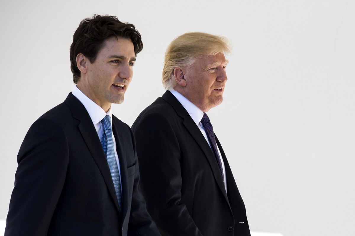 Fotografía de archivo donde aparece el primer ministro de Canadá, Justin Trudeau (i), y el presidente de Estados Unidos, Donald J. Trump (d). (Foto de Shawn Thew de la agencia EFE)