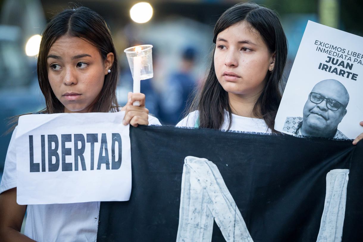 Fotografía de archivo en donde mujeres sostienen carteles durante una manifestación exigiendo libertad para los presos políticos, en Caracas (Venezuela). (Foto de Miguel Gutiérrez de la agencia EFE)