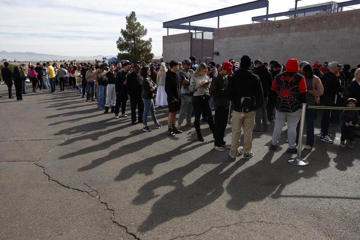 Gente a la espera de votar el día de la elección en Estados Unidos en Desert Breeze Community Center en Las Vegas, Nevada, el 05 noviembre de 2024. (Foto de Caroline Brehman de la agencia EFE/EPA)