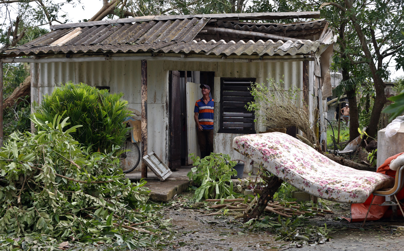 Fotografía del paso del huracán Rafael por Cuba. (Foto de Ernesto Mastrascusa de la agencia EFE)