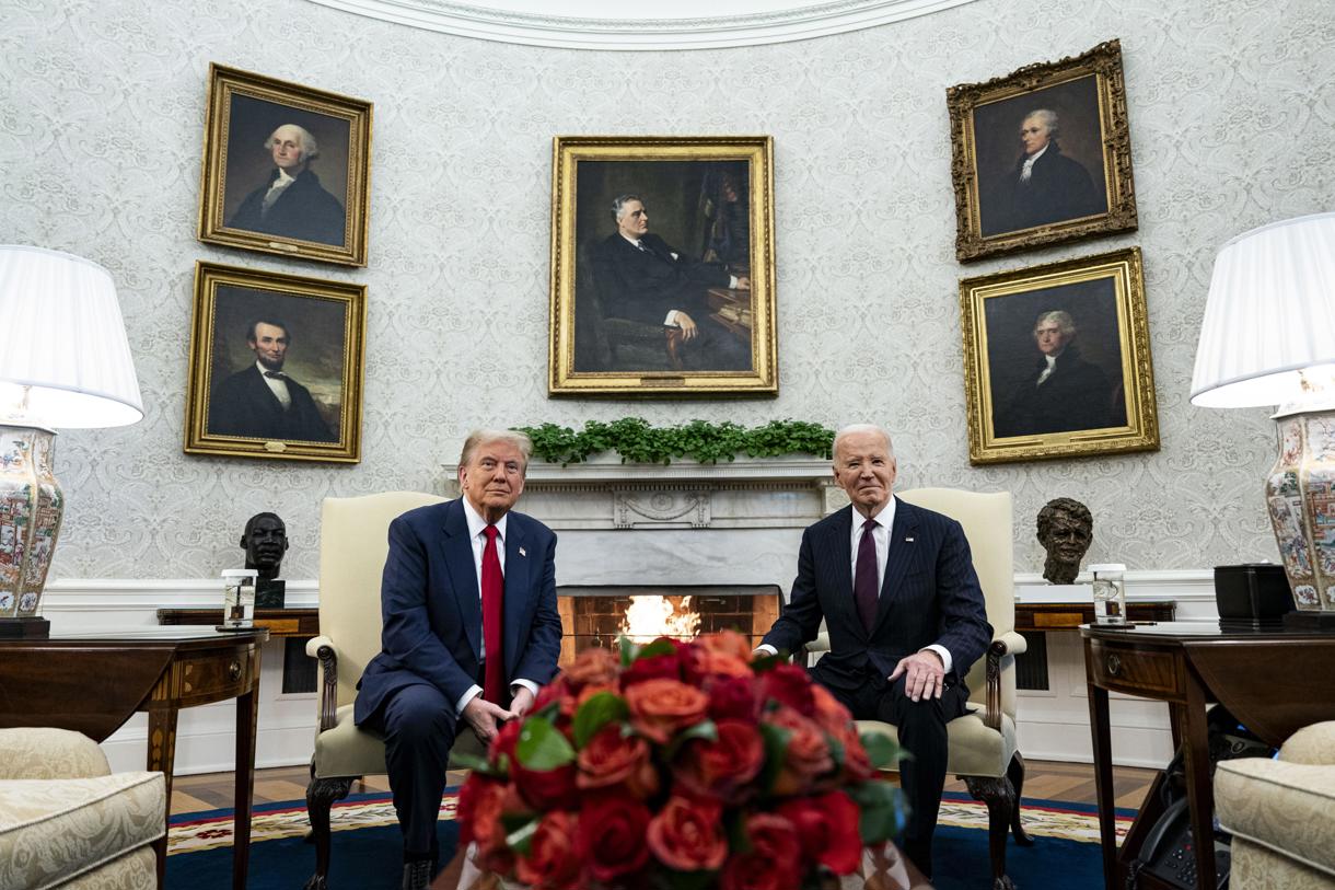 El presidente de Estados Unidos, Joe Biden (derecha), y el presidente electo Donald Trump durante una reunión en la Oficina Oval de la Casa Blanca en Washington, DC, EUA, el 13 de noviembre de 2024. (Foto de Al Drago de la agencia EFE/EPA/POOL)