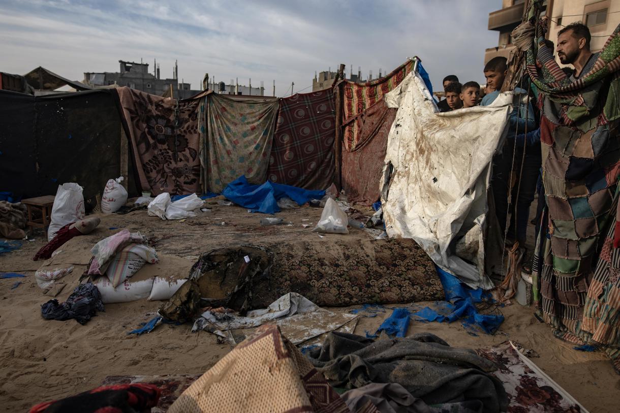 Foto de archivo de palestinos que inspeccionan sus tiendas de campaña tras un ataque aéreo israelí en Khan Yunis, en el sur de la Franja de Gaza. (Foto de Haitham de la agencia EFE/EPA/ IMAD)