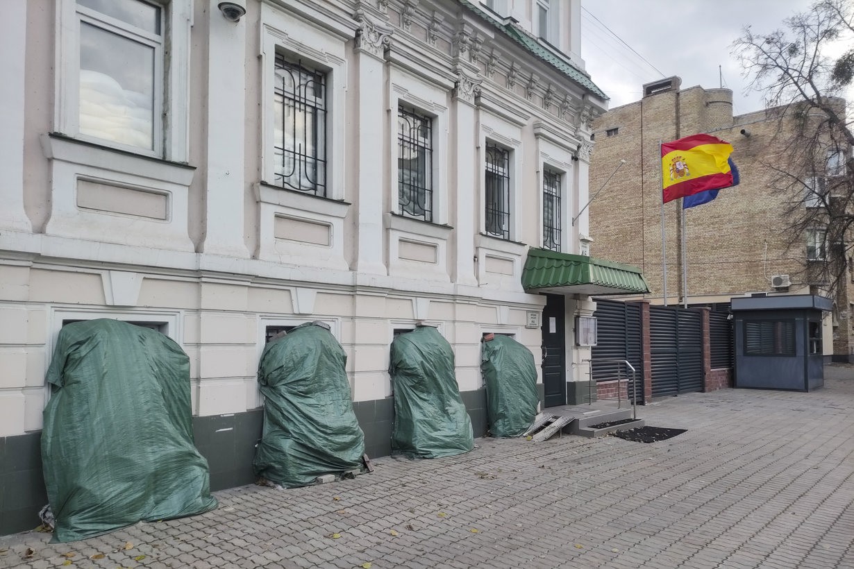 La embajada de España en Kiev anunció este miércoles que no prestará servicios presenciales durante la jornada, debido al “riesgo aumentado de que se produzcan ataques aéreos en toda Ucrania”, según anunció la legación diplomática en un correo enviado a los españoles residentes en Ucrania. (Foto de Marcel Gascón de la agencia EFE)