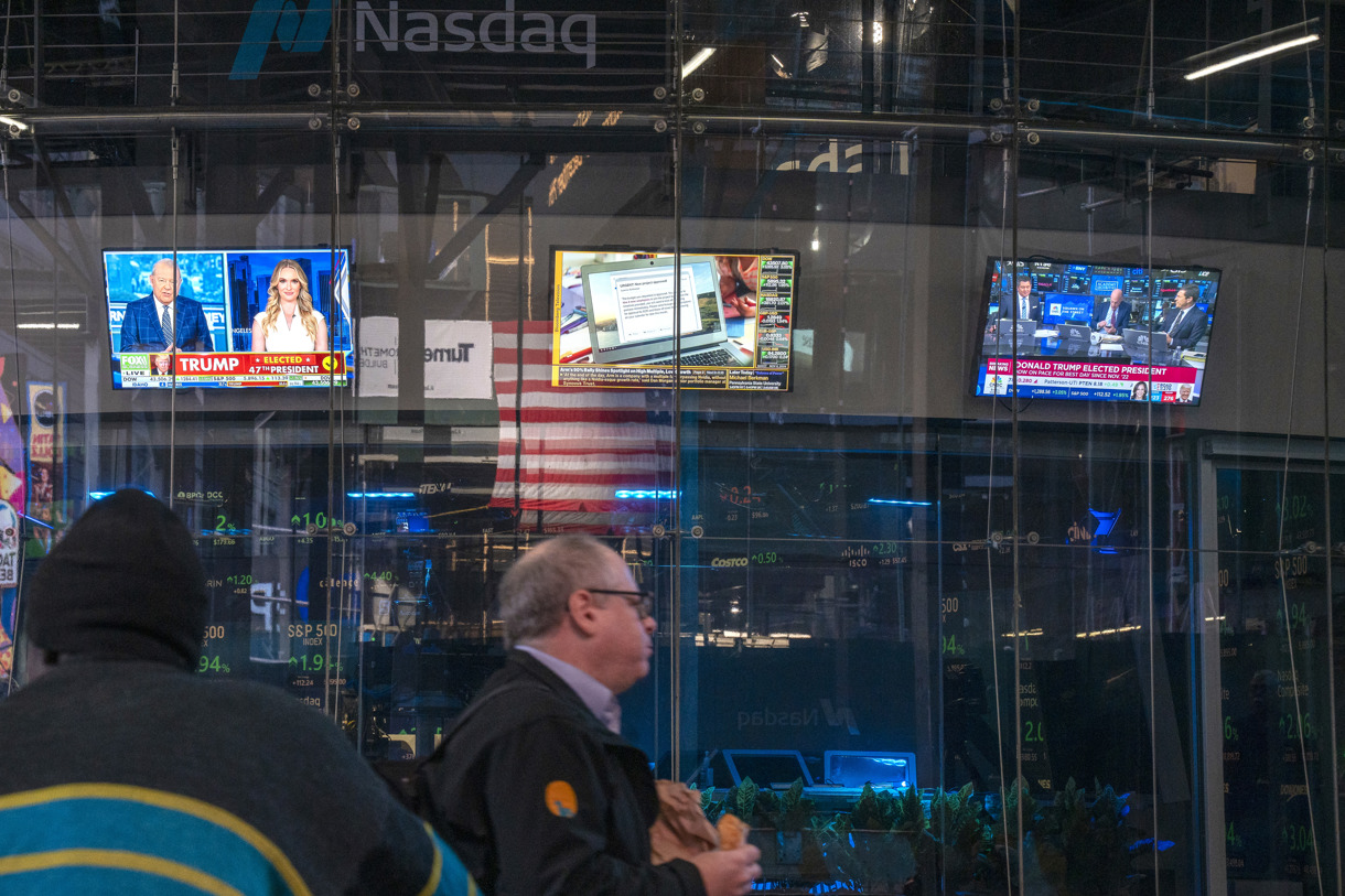 Un hombre camina frente a unos monitores de televisión, encendidos con reportes sobre las elecciones presidenciales, este miércoles en el edificio de Nasdaq en Nueva York (EUA). (Foto de Ángel Colmenares de la agencia EFE)