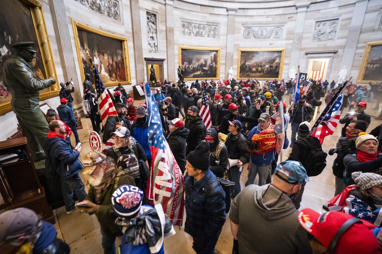 Los partidarios de Donald J. Trump recorren la rotonda del Capitolio de EUA tras haber violado la seguridad del Capitolio durante su protesta por supuesto fraude, el 06 de enero de 2021. (Foto de Jim Lo Scalzo de la agencia EFE)