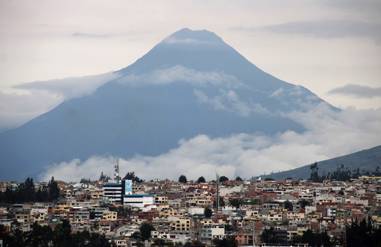 Fotografía de archivo que muestra una panorámica de la ciudad de Ambato, Ecuador. (Foto de Elías L. Benarroch de la agencia EFE)