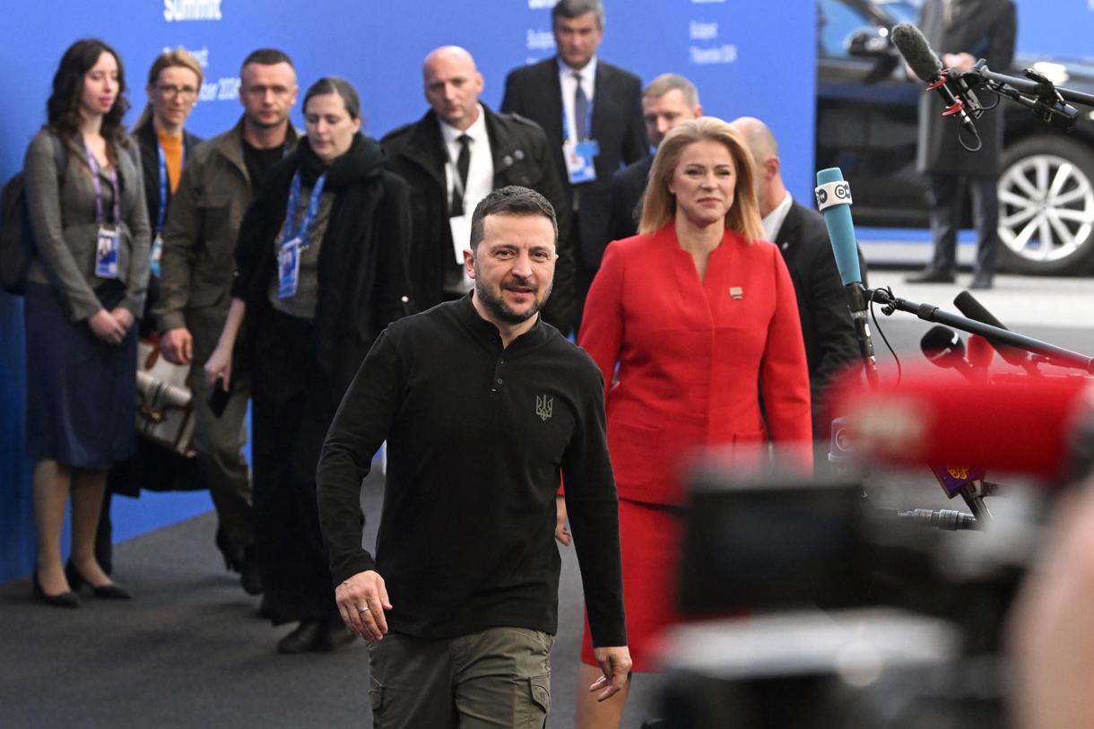 El presidente ucraniano Volodymyr Zelensky (C) y la primera ministra letona Evika Silina (D) llegan a la 5ª cumbre de la Comunidad Política Europea (EPC) en la Puskas Arena en Budapest, Hungría, el 07 de noviembre de 2024. (Zelenski, Hungary, Latvia) (Foto de Szilard Koszticsak de la agencia EFE/EPA/ HUNGRÍA)