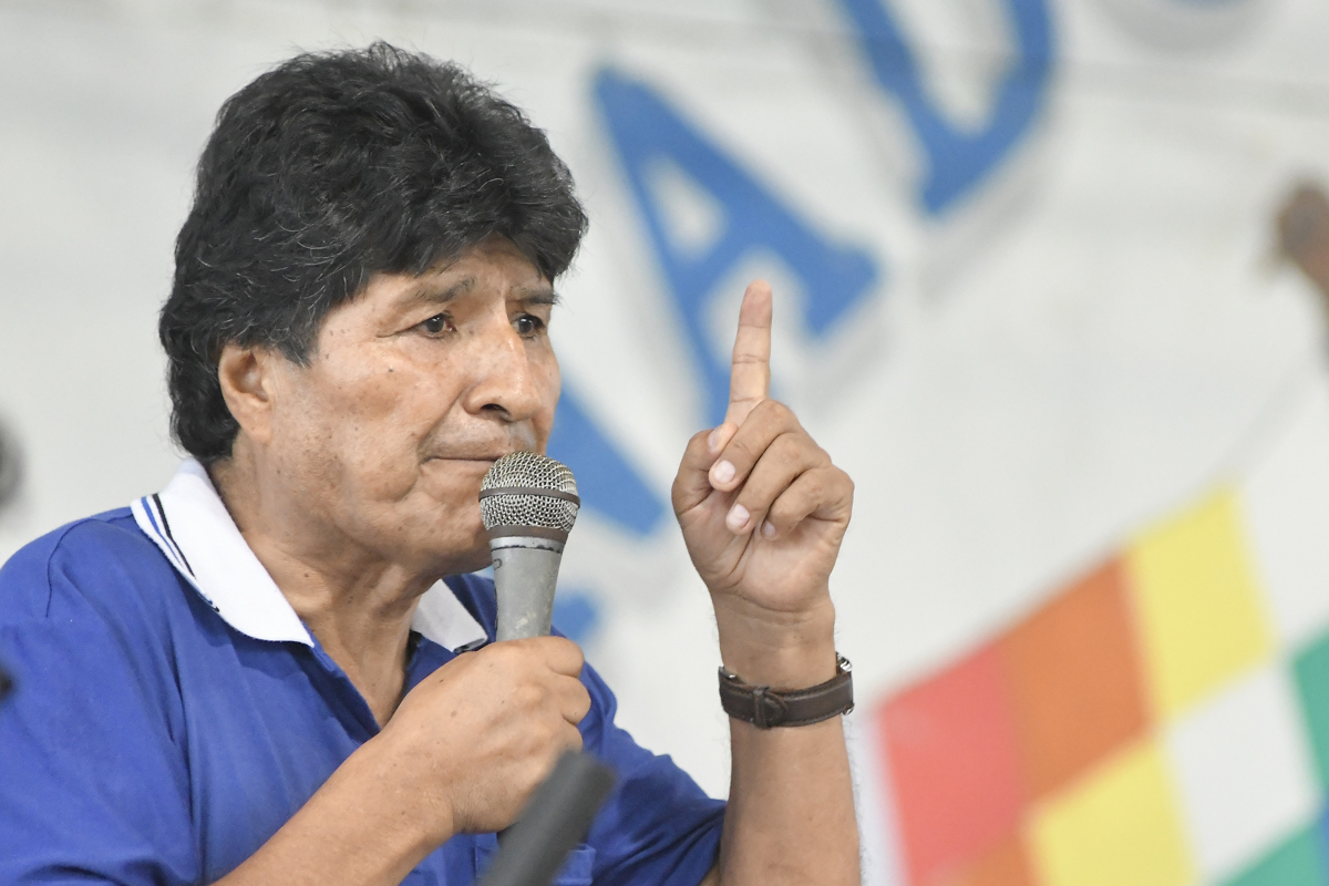 El expresidente de Bolivia, Evo Morales (2006-2019), habla durante una reunión de organizaciones sociales y autoridades afines este viernes en Lauca Ñ (Bolivia). (Foto de Jorge Abrego de la agencia EFE)