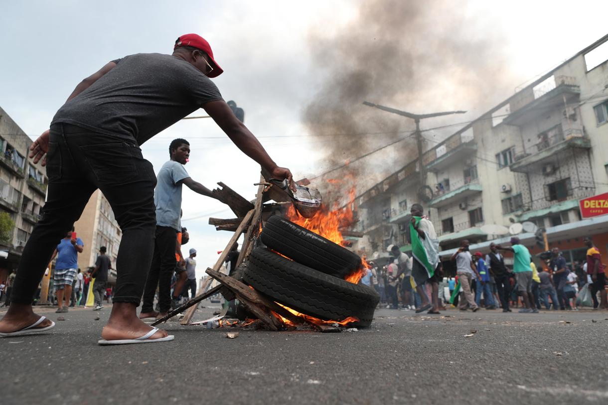 Los manifestantes queman neumáticos durante una protesta organizada por los seguidores de Venancio Mondlane contra el proceso electoral en Maputo, Mozambique, 27 de noviembre de 2024. (Foto de Luisa Nhantumbo de la agencia EFE/EPA)