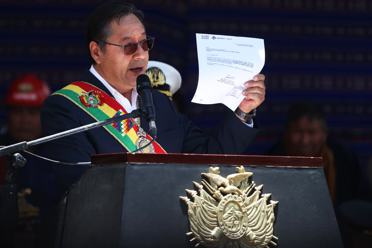 El presidente de Bolivia, Luis Arce, habla durante la presentación de un informe de gestión este viernes en La Paz (Bolivia). (Foto de Luis Gandarillas de la agencia EFE)