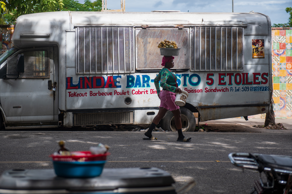 Una persona camina por una calle vacía este 11 de noviembre de 2024, en Puerto Príncipe (Haití). (Foto de Johnson Sabin de la agencia EFE)