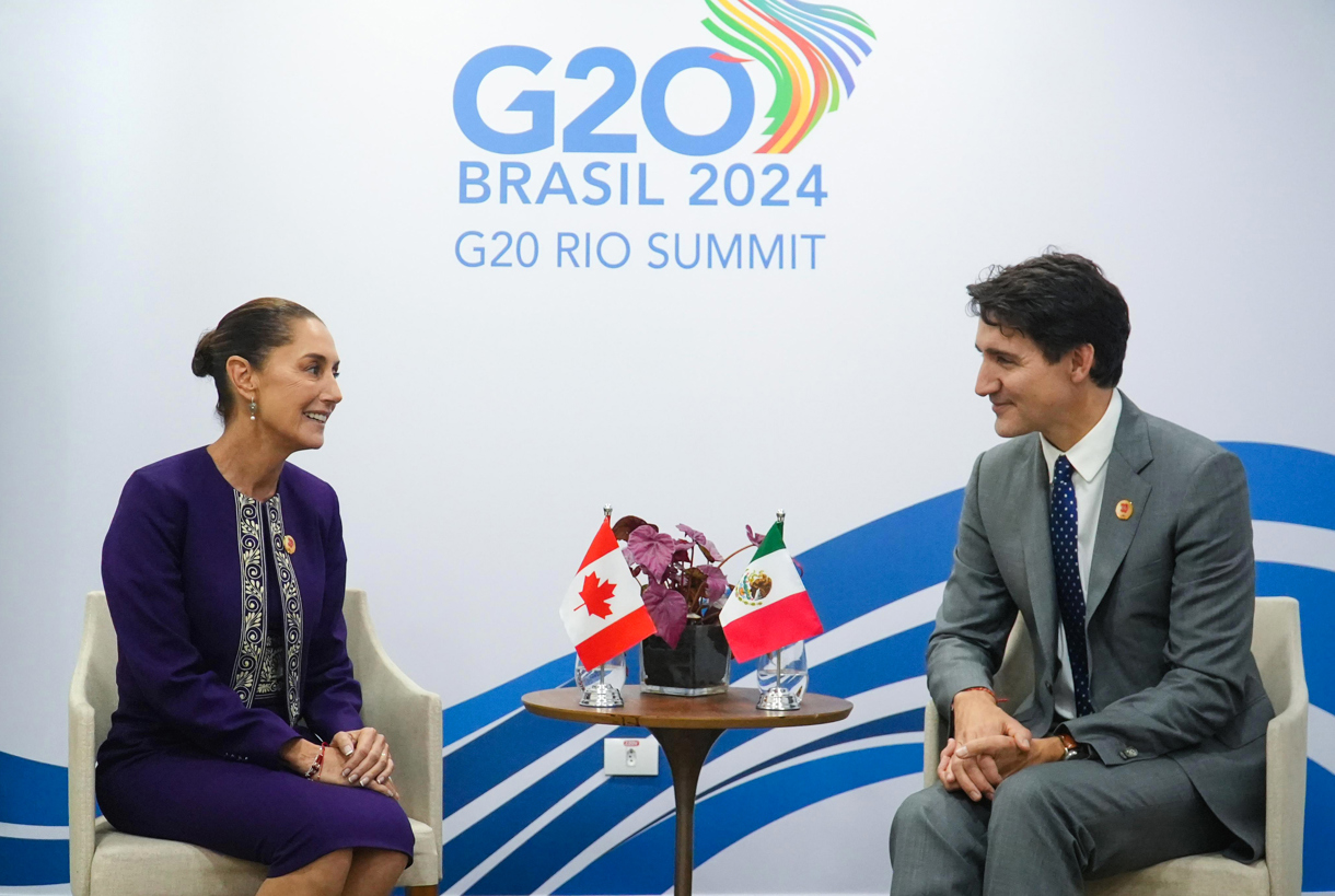 Fotografía cedida este lunes por la presidencia de México de la mandataria de México, Claudia Sheinbaum (i), junto al primer ministro de Canadá, Justin Trudeau (d), durante una reunión privada en el marco de la cumbre del G20, celebrada en Brasil. (Foto de Presidencia de México/EFE)