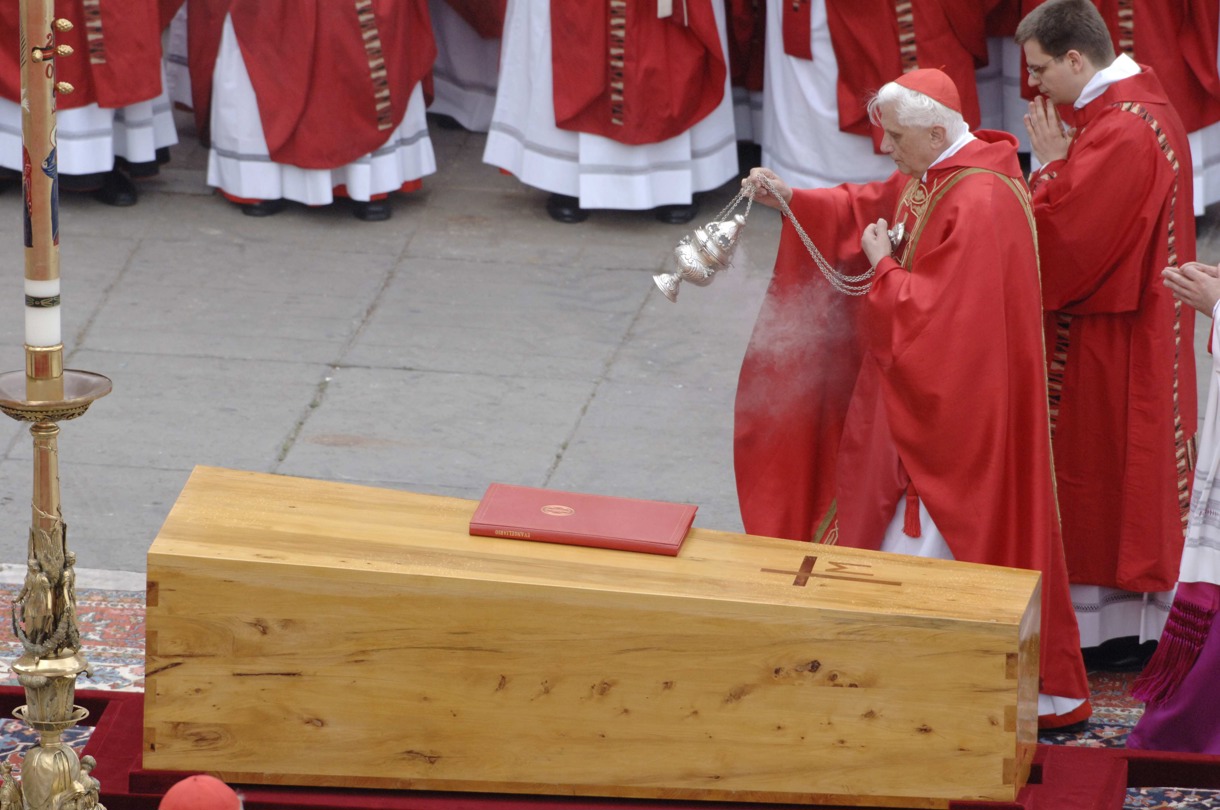 El féretro con los restos mortales del papa Juan Pablo II durante el funeral celebrado hoy en la Plaza de San Pedro del Vaticano. (Foto de archivo de Ángel Díaz de la agencia EFE)