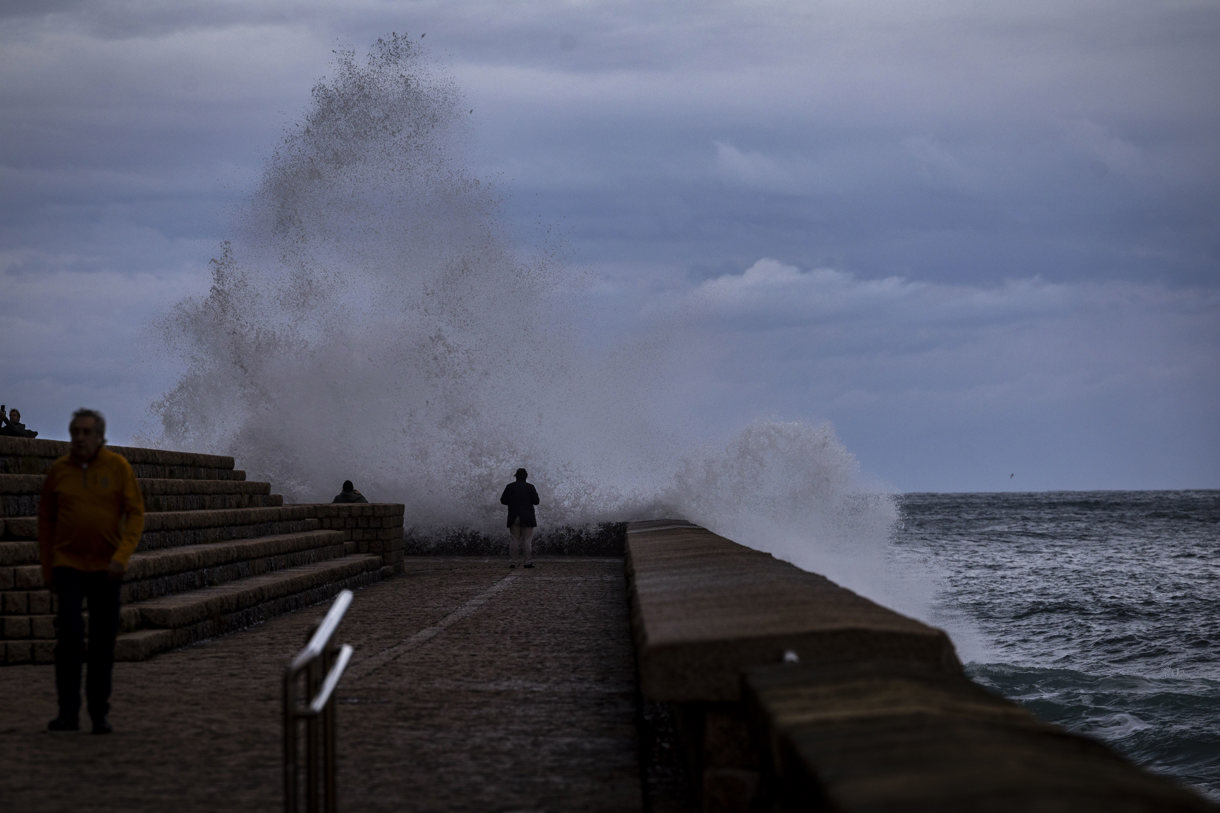 Vista del oleaje a primera hora en el Peine del Viento en San Sebastián, donde este jueves hay un aviso Amarillo por riesgo marítimo-costero. (Foto de Javier Etxezarreta de la agencia EFE)