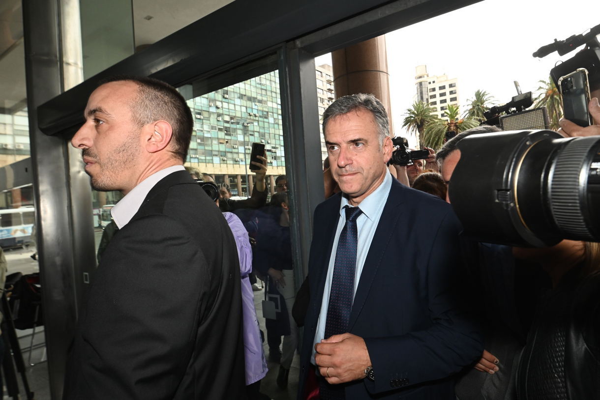 El presidente electo de Uruguay, Yamandú Orsi, llega a reunirse con el actual mandatario de Uruguay Luis Lacalle Pou este miércoles en Montevideo (Uruguay). (Foto de Federico Gutiérrez de la agencia EFE)