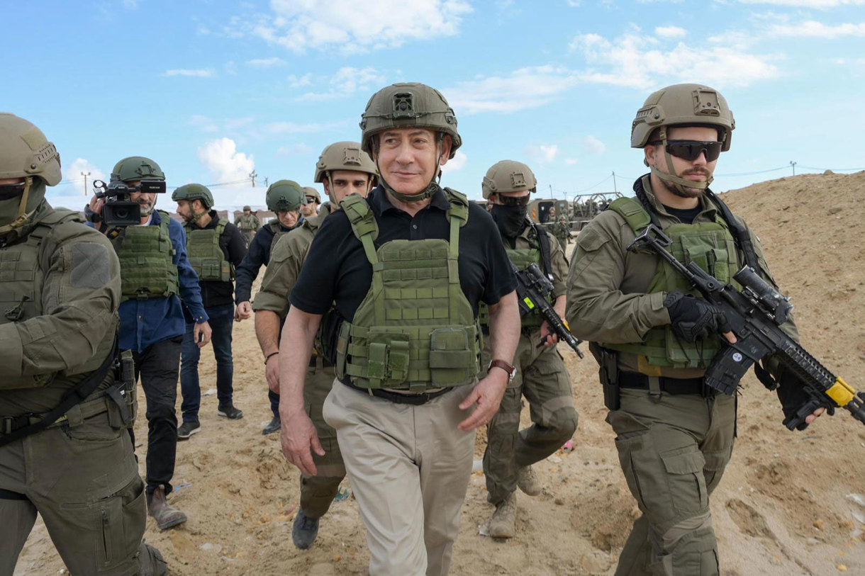 El Primer Ministro de Israel, Benjamín Netanyahu (c), visita este martes, el Corredor Netzarim, en Gaza. (Foto de la Oficina Del Primer Ministro De Israel/EFE)