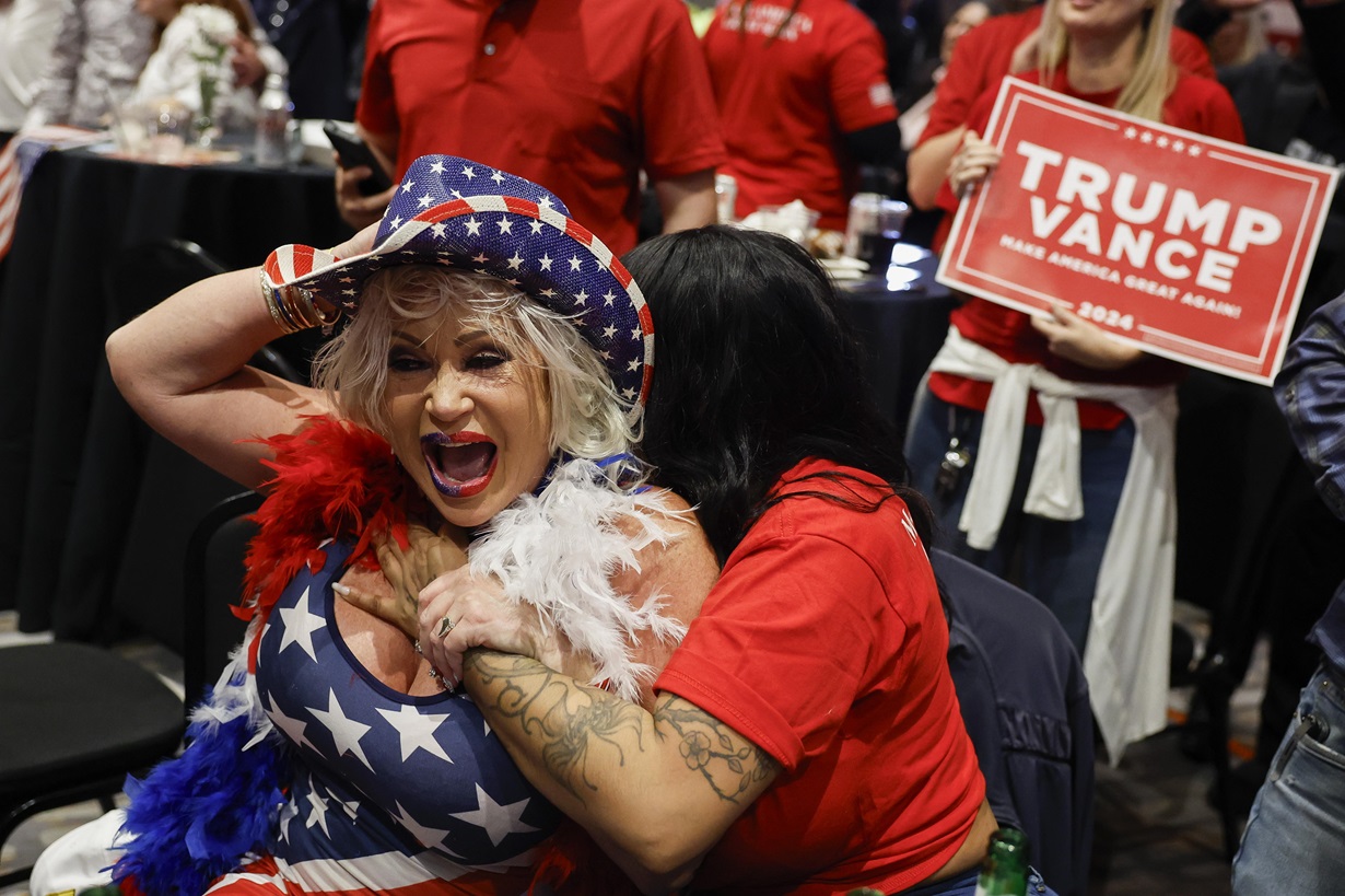 Seguidores de Donald Trump celebran la victoria del republicano en las elecciones presidenciales de Estados Unidos, en un hotel de Las Vegas, Nevada. (Foto de Caroline Brehman de la agencia EFE)