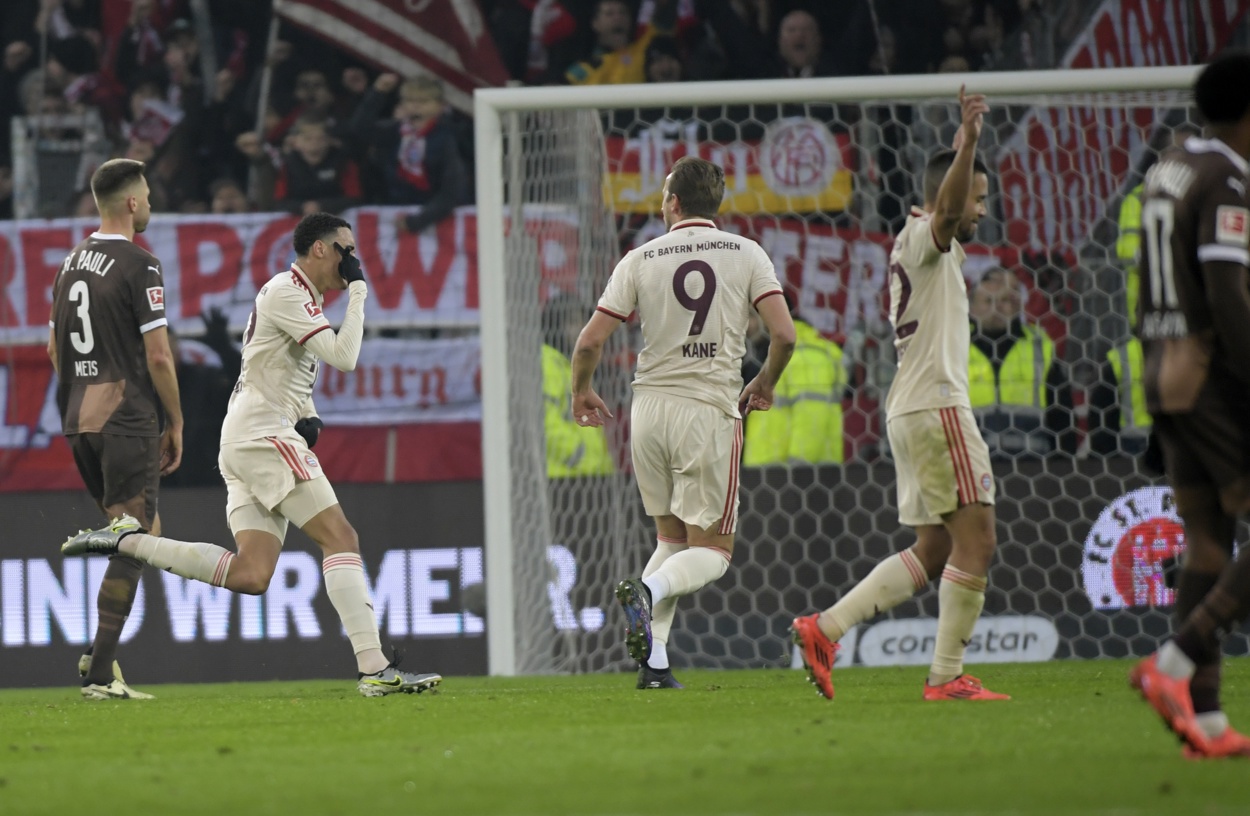 El jugador del Bayern Múnich Jamal Musiala (2I) celebra con Harry Kane durante el partido de la Bundesliga que han jugado FC St. Pauli y FC Bayern Múnich en el Millerntor Stadium de Hamburgo, Alemania. (Foto de Fabian Bimmer de la agencia EFE/EPA)