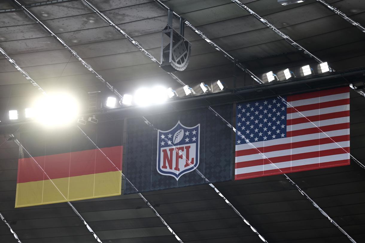 Las banderas de Alemania y Estados Unidos antes del partido que han jugado New York Giants y Carolina Panthers en Múnich, Alemania. (Foto de Anna Szilagyi de la agencia EFE/EPA)