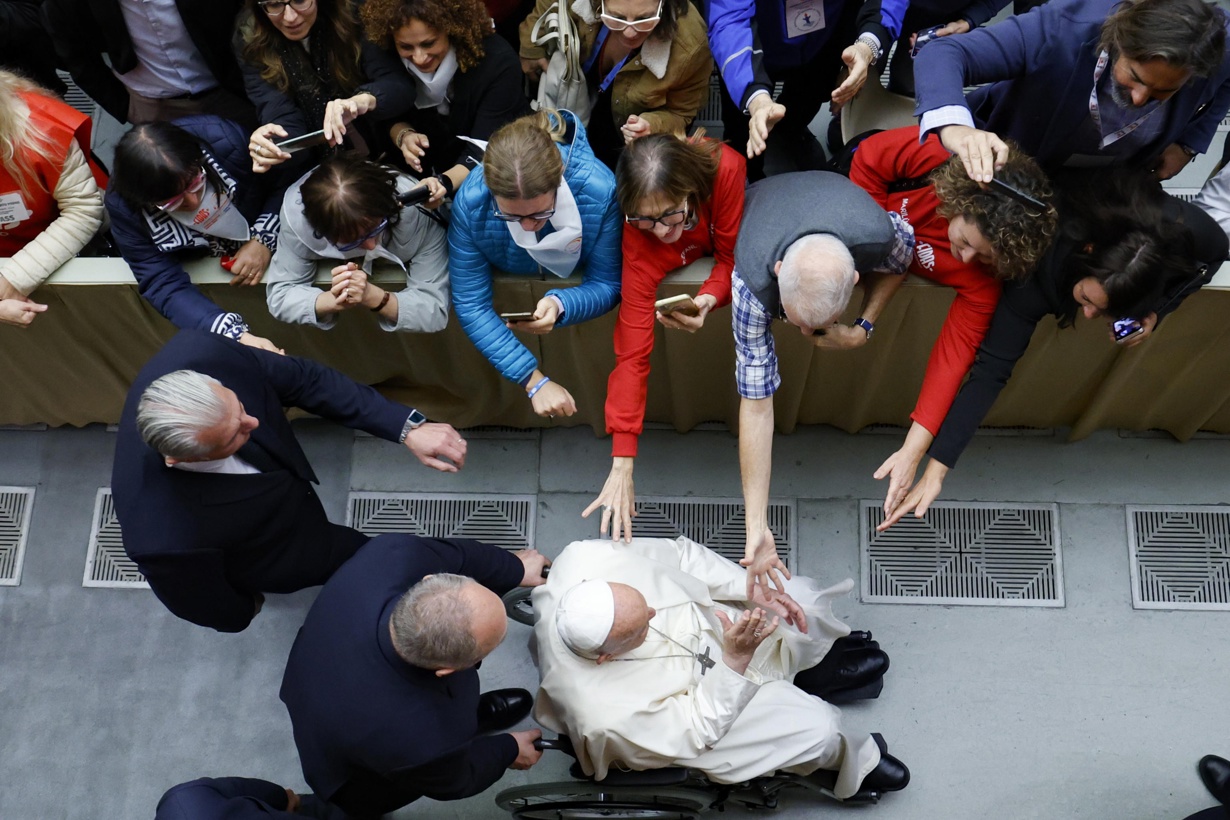 El Papa Francisco, sentado en una silla de ruedas, durante una audiencia especial con miembros de la FIDAS (Federación Italiana de Asociaciones de Donantes de Sangre) en el Salón Pablo VI en la Ciudad del Vaticano, 09 de noviembre de 2024. (Foto de Fabio Frustaci de la agencia EFE/EPA)