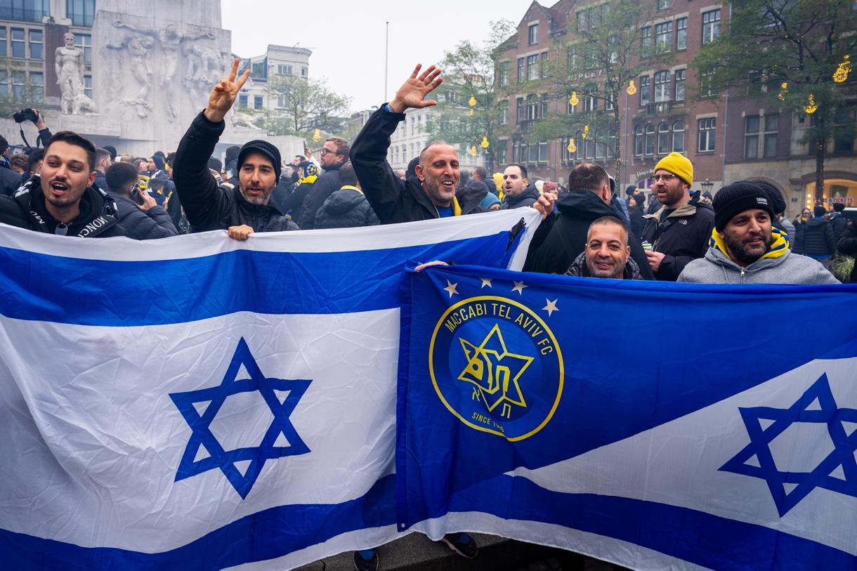 Seguidores del Maccabi Tel Aviv en la plaza De Dam en Ámsterdam, donde se originaron enfrentamientos con manifestantes propalestinos antes del partido de la Liga Europa contra el Ajax. (Foto de Jeroen Jumelet de la agencia EFE/EPA)