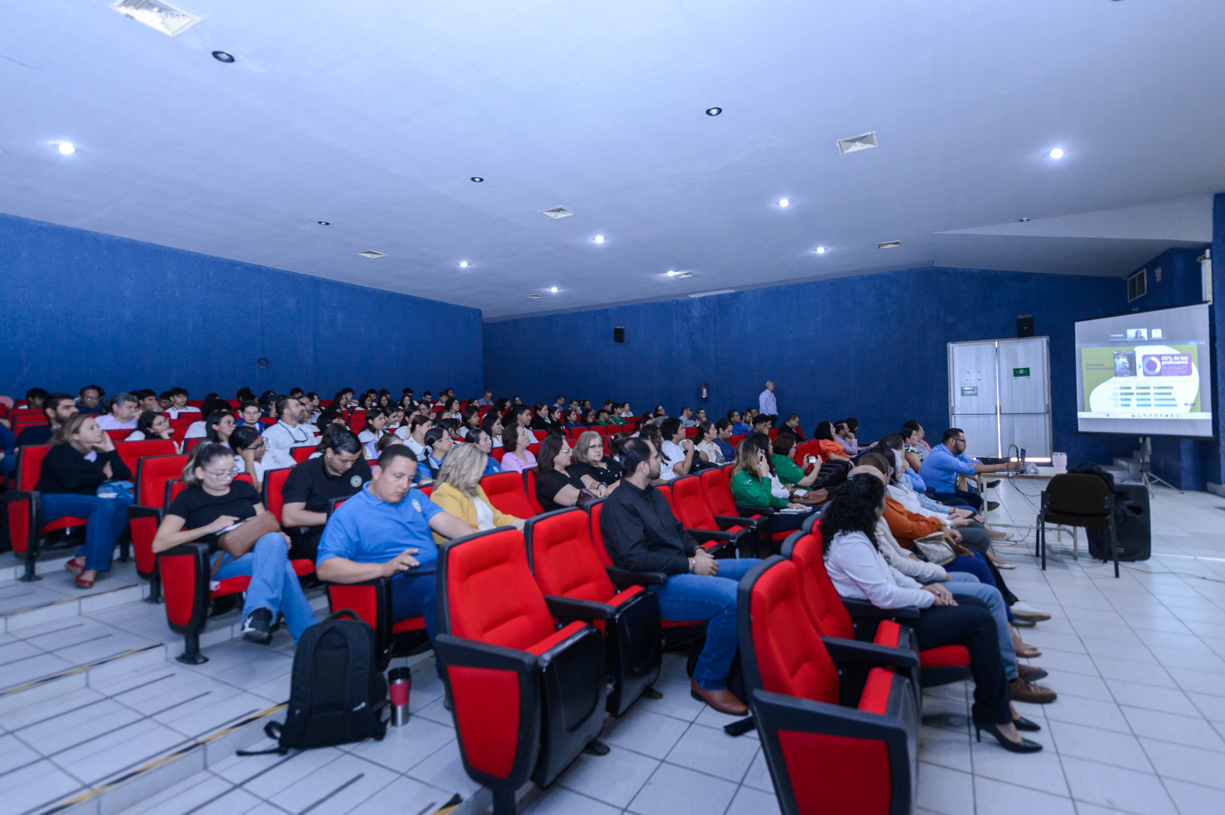 En el marco del Primer Foro de Buenas Prácticas Ambientales Universitarias, Laura Gabriela Alcalá Ruiz, de la Benemérita Universidad Autónoma de Puebla (BUAP), impartió la conferencia “Elementos clave para educar en desarrollo sostenible”. (Foto de la Dirección General de Prensa de la UdeC)