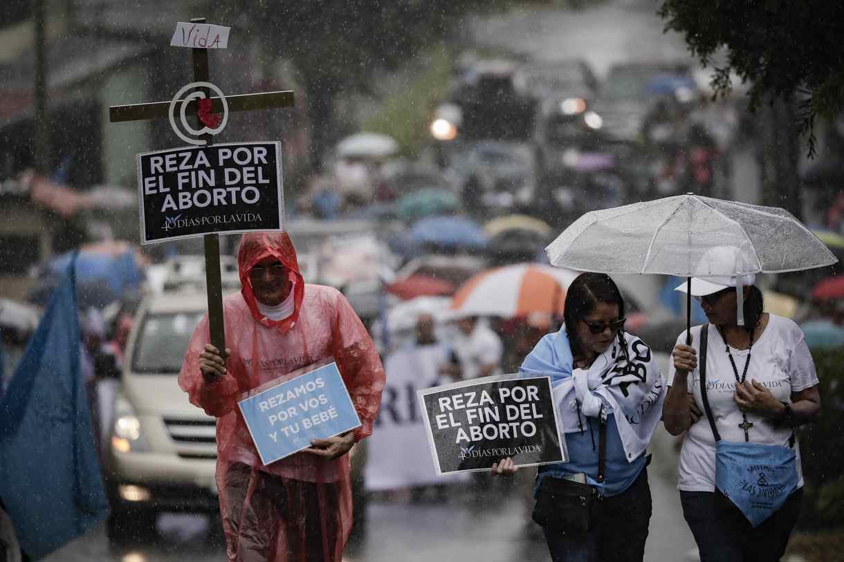 Varias personas se manifiestan en contra del aborto durante una marcha llamada “Un kilómetro por la vida”, este domingo en San José (Costa Rica). (Foto de Jeffrey Arguedas de la agencia EFE)