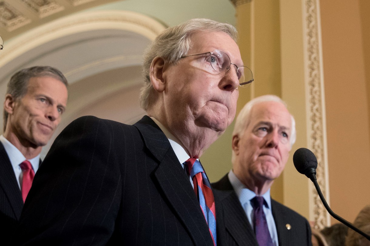 Fotografía de archivo del líder de la mayoría del Senado, el republicano Mitch McConnell (centro), en una conferencia de prensa junto al senador republicano de Dakota del Sur, John Thune (izq.), y el senador republicano de Texas, John Cornyn (der.), luego de un almuerzo de política republicana en el Senado, en Capitol Hill en Washington, DC, EUA. (Foto de Michael Reynolds de la agencia EFE/EPA)