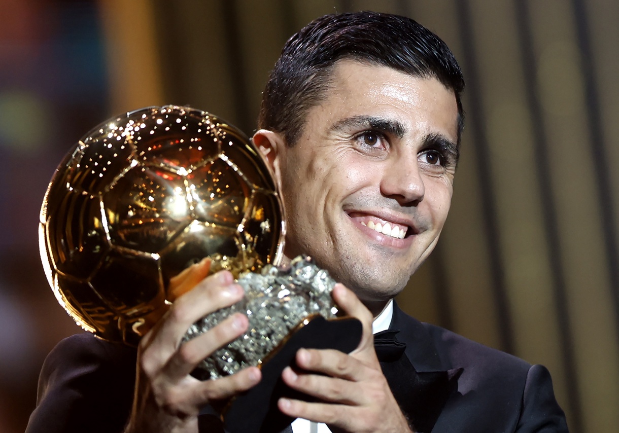 El centrocampista del Manchester City y de la selección española Rodrigo Hernández posa con Balón de Oro 2024 durante la ceremonia celebrada en el Théâtre du Châtelet de París, el 28 de octubre. (Foto de Mohammed Badra de la agencia EFE/EPA)