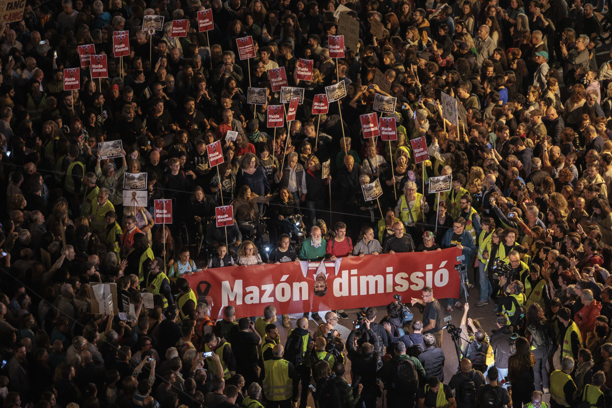 Manifestación en la ciudad española de Valencia para exigir la dimisión del presidente regional valenciano, Carlos Mazón, por la gestión de la catástrofe causada por las lluvias torrenciales. (Foto de Biel Aliño de la agencia EFE)