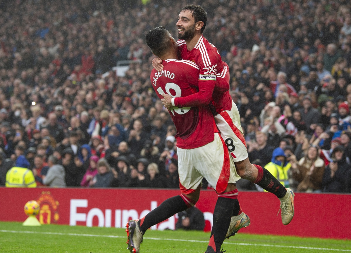 Los jugadores del United Bruno Fernandes y Casemiro (i) celebran el segundo gol de su equipo durante el partido de la Premier League que han jugado Manchester United y Leicester City, en Manchester, Reino Unido. (Foto de Peter Powell de la agencia EFE/EPA)