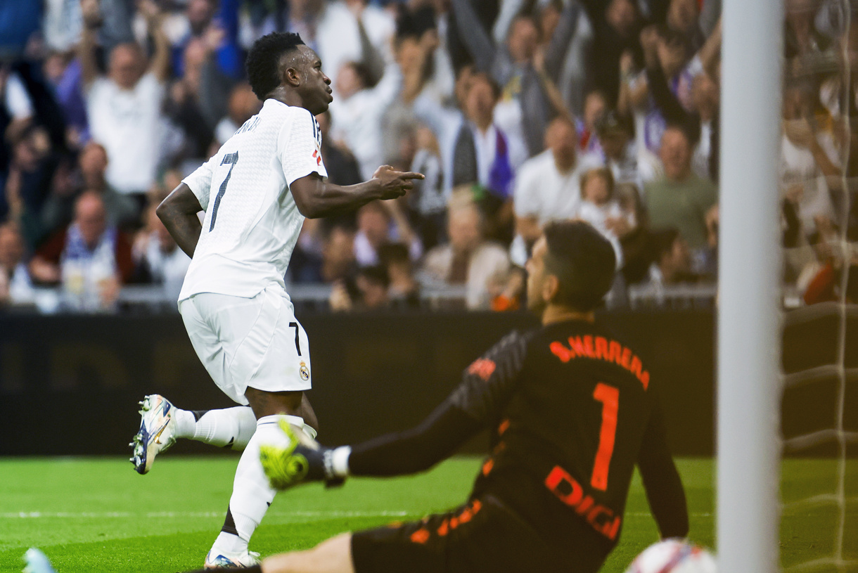 El delantero brasileño del Real Madrid Vinícius Jr celebra su gol contra Osasuna, durante el partido de la jornada 13 de LaLiga entre Real Madrid y Osasuna, este sábado en el estadio Santiago Bernabéu en Madrid.- (Foto de Daniel González de la agencia EFE)