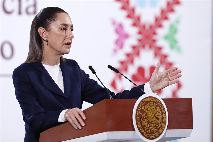 La presidenta de México, Claudia Sheinbaum, habla durante una rueda de prensa este viernes, en el Palacio Nacional de la Ciudad de México. (Foto de EFE)