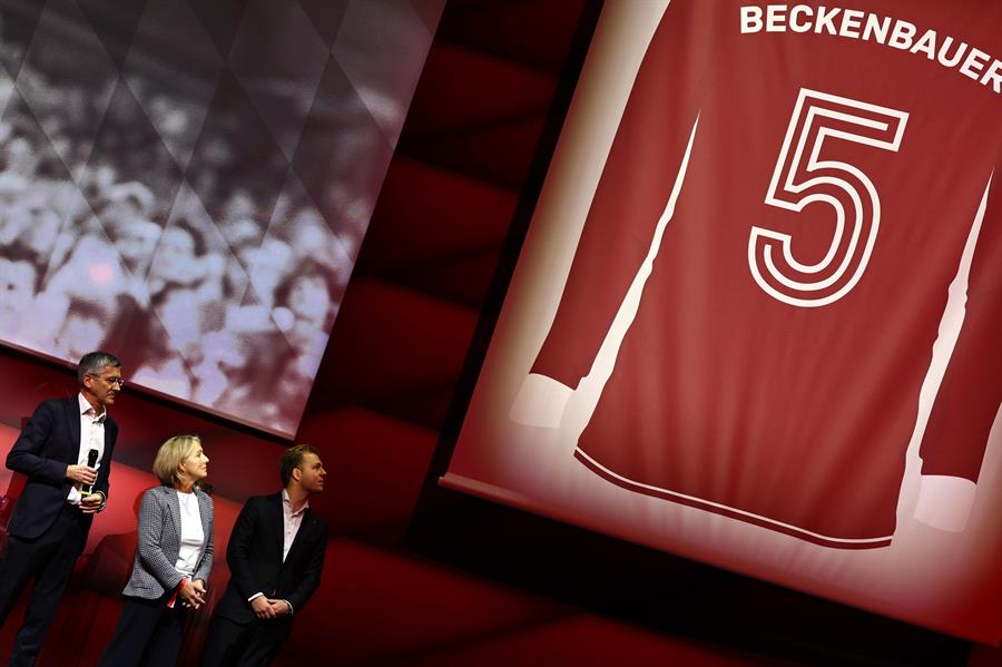 Los presidentes del Bayern Munich, Herbert Hainer, Heidi Beckenbauer y Joel Beckenbauer, en la Asamblea General anual del Bayern Munich. (Foto de EFE)