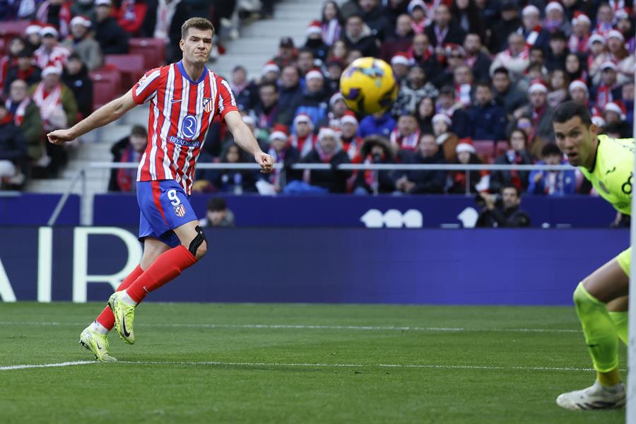 El delantero noruego del Atlético de Madrid, Alexander Sørloth, lanza para marcar gol ante el Getafe durante el partido de Liga que disputan Atlético de Madrid y Getafe en el Estadio “Riyadh Air Metropolitano”. (Foto de EFE)