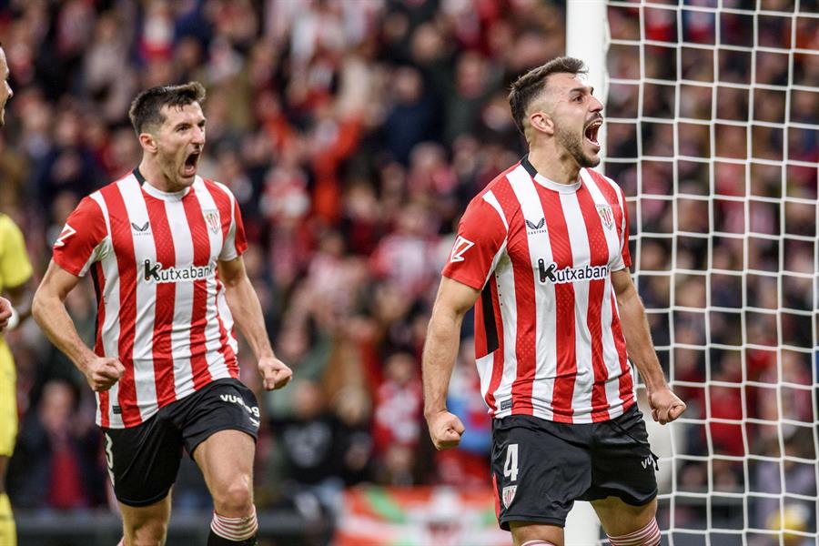 El defensa del Athletic Club de Bilbao Aitor Paredes celebra tras marcar el primer gol del equipo bilbaíno este domingo, durante el partido de la jornada 16 de LaLiga EA Sports, en el Estadio de San Mamés, en Bilbao. (Foto de EFE)
