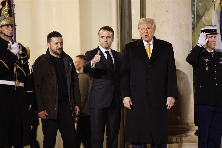 El presidente francés, Emmanuel Macron; el presidente electo de Estados Unidos, Donald Trump, y al presidente ucraniano, Volodímir Zelenski, abandonan el Eliseo para dirigirse a la ceremonia de reapertura oficial de la catedral de Notre Dame. (Foto de EFE)