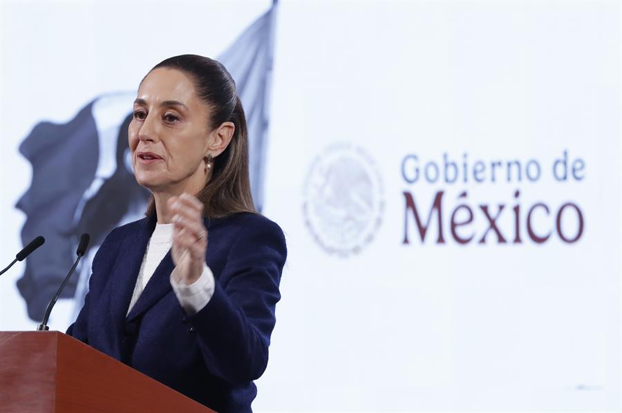 La presidenta de México, Claudia Sheinbaum, habla durante una rueda de prensa este viernes, en el Palacio Nacional de la Ciudad de México. (Foto de EFE)