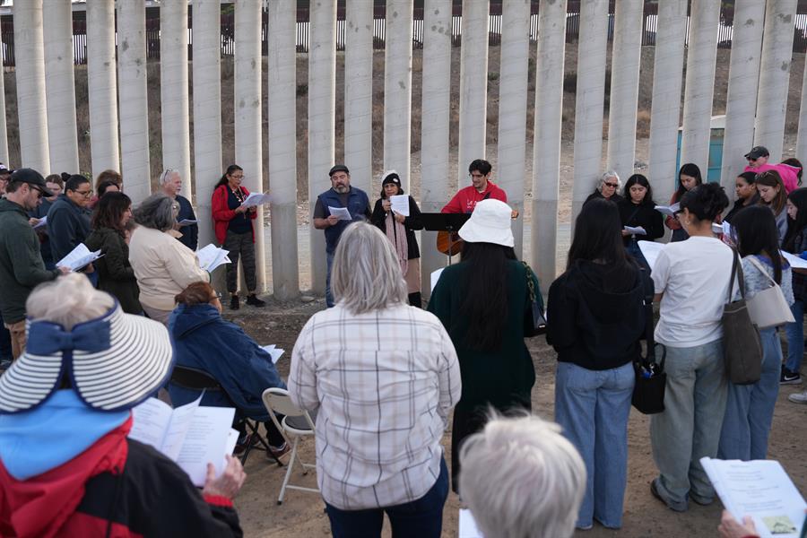 Líderes religiosos, activistas proinmigrantes y varias personas participan en la “Posada sin Fronteras”, la tradición de escenificar el viaje a Belén, en la frontera de San Ysidro, en San Diego, California. (Foto de EFE)