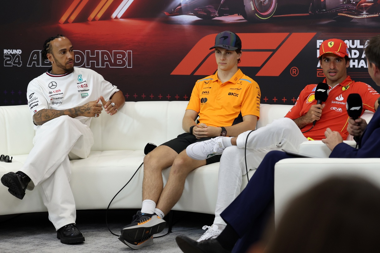 El inglés Lewis Hamilton (i.) -que deja Mercedes y se va a Ferrari-, el australiano Oscar Piastri, de McLaren (c.) y el español Carlos Sainz (d.) -que deja Ferrari y se va a Williams- durante una rueda de prensa en el Gran Premio de Abu Dabi, el último del Mundial de F1. (Foto de Ali Haider de la agencia EFE/EPA)