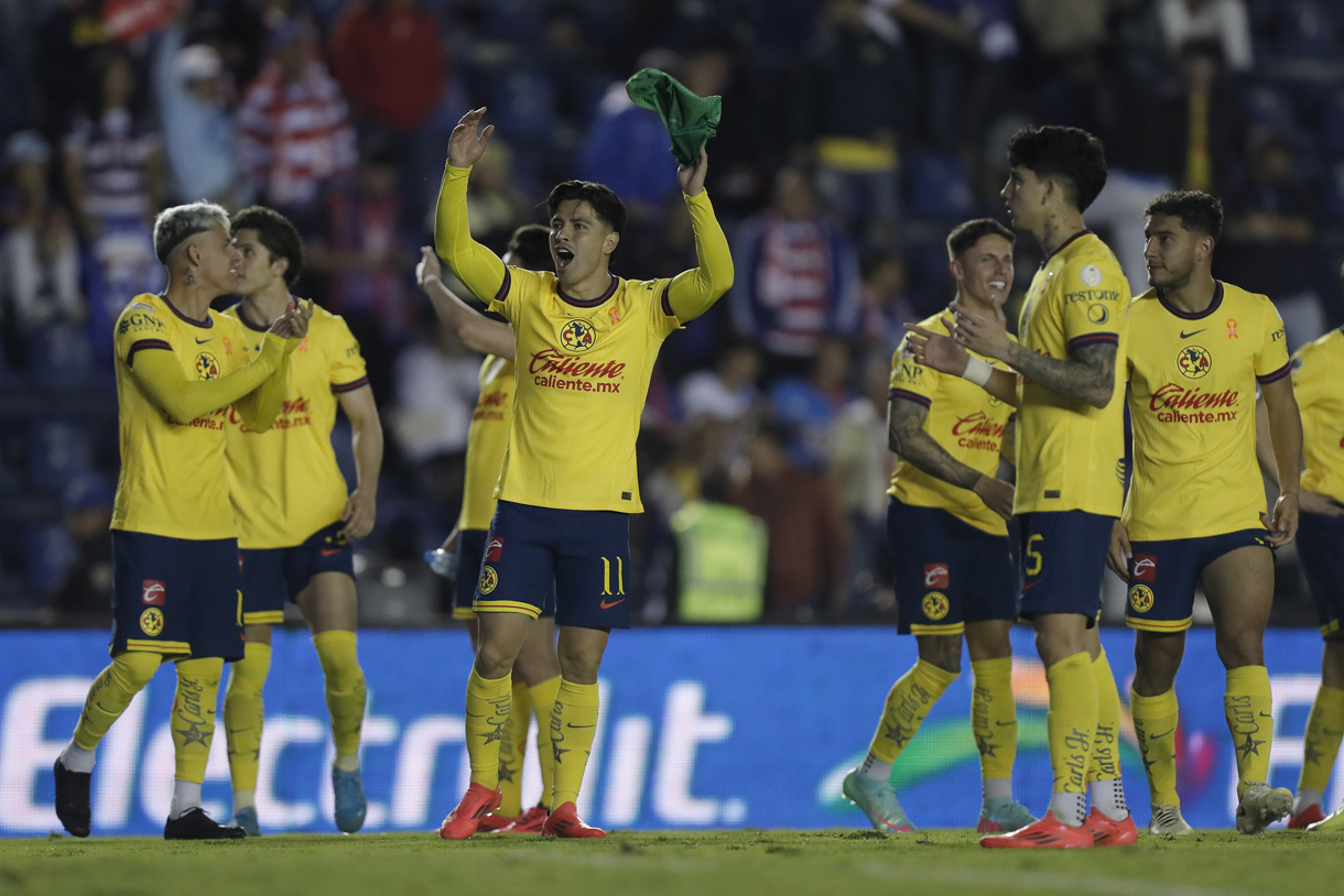 Jugadores de América celebran este domingo la clasificación a la Final del Torneo Apertura mexicano. (Foto de Isaac Esquivel de la agencia EFE)