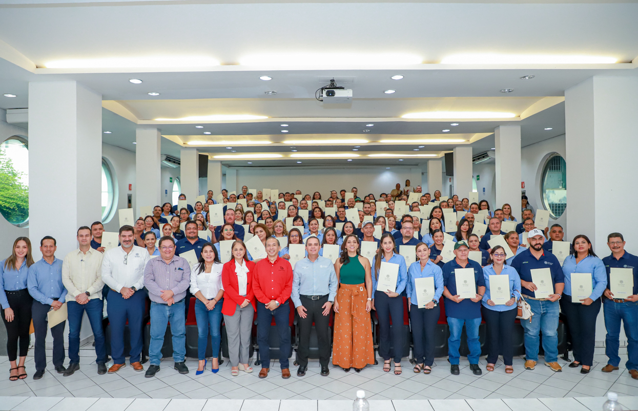 A las y los 120 trabajadores y trabajadoras destacados, el Rector de la UdeC les pidió seguirse capacitando y formando. (Foto de la Dirección General de Prensa de la UdeC)