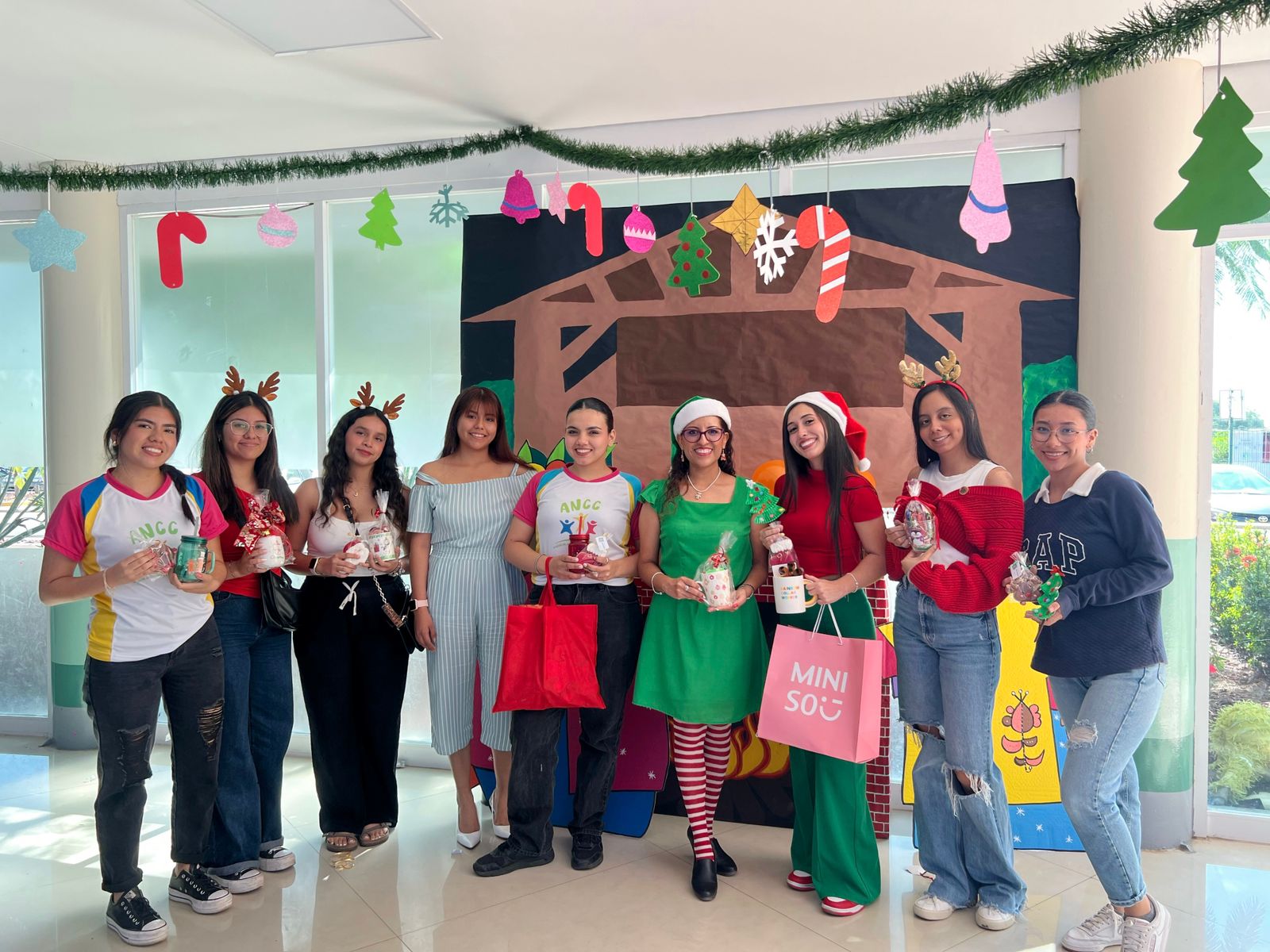 Las estudiantes colaboraron con actividades de manualidades con temáticas navideñas. (Foto de la Dirección General de Prensa de la UdeC)