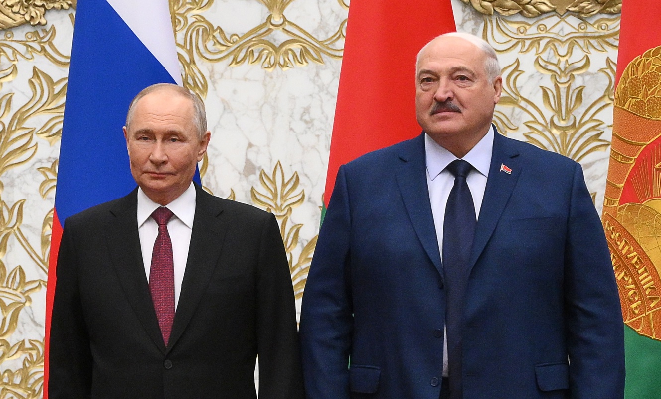 El presidente ruso Vladimir Putin (I) y el presidente bielorruso Alexander Lukashenko posan para una foto antes de una reunión del Consejo Supremo de Estado de la Unión de Rusia y Bielorrusia, en Minsk, el 6 de diciembre de 2024. (Foto de Grigory Sysoyev de la agencia EFE/EPA/SPUTNIK/GOVERNMENT)